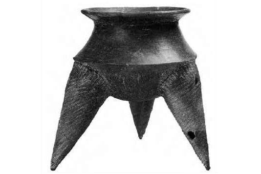 Three-legged pottery from Ban Kao Thailand, 2000 BCE (after Bahn 2002:112)