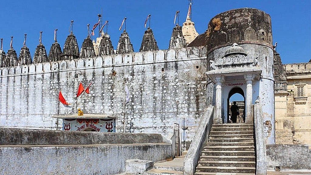 Fortification outside a cluster of temples, Palitana
