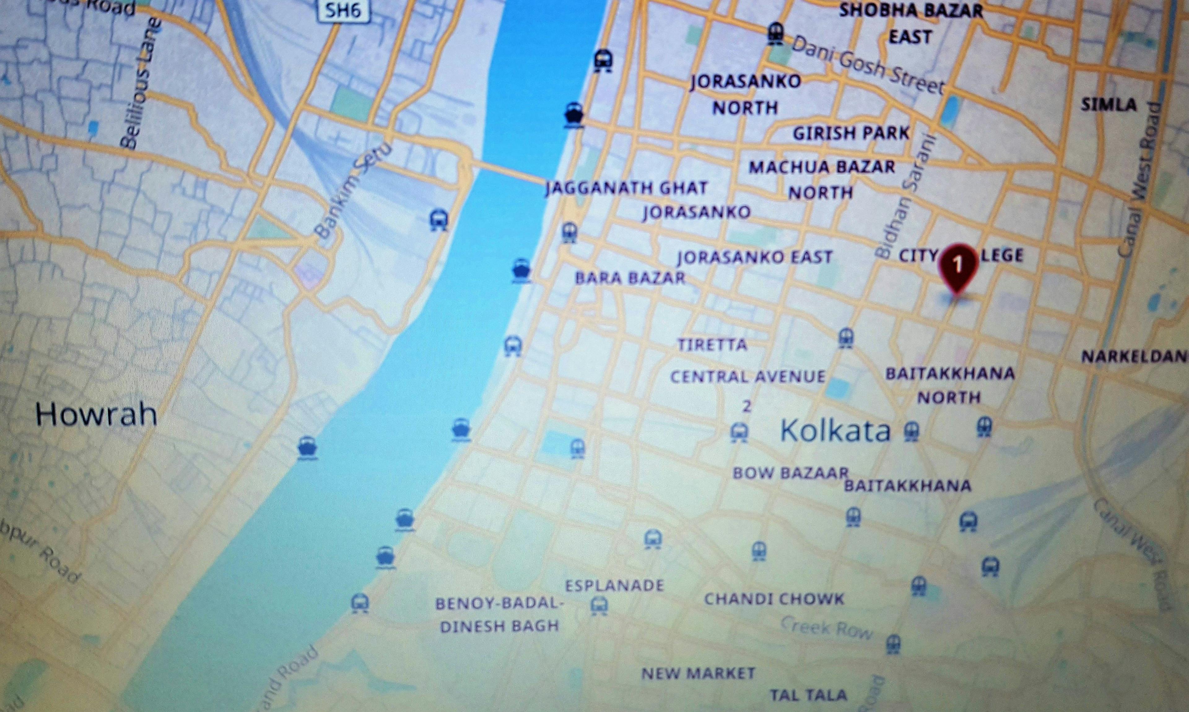Crime scene related map showing the related areas in today’s perspective. The pointer marks the Amherst Street where Rose Brown’s body was found. South of that is the Baitakkhana (Brown used to live in Mr. Harris’ compound). To its left is the Bow Bazar (Madhub Chander’s shop) and way further left across the river in Howrah is where Kingsley used to live. 