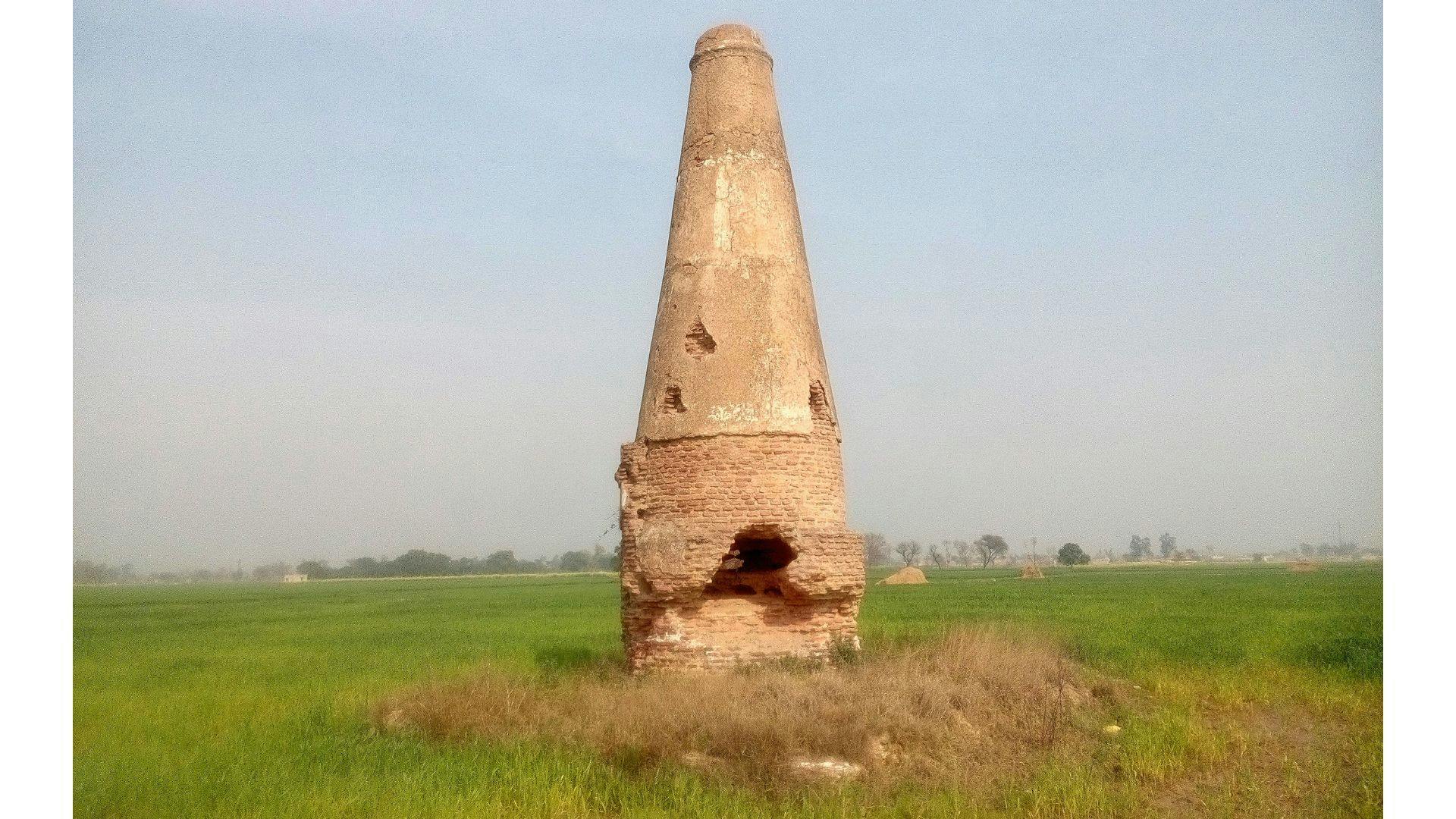 Kos Minar in an agricultural field | Wikimedia Commons