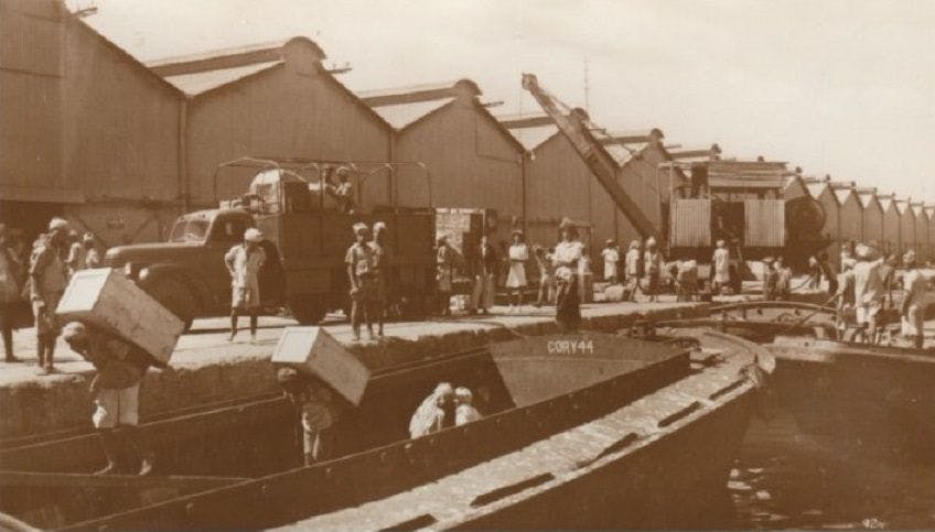 Cargo loading in Aden, 1940s