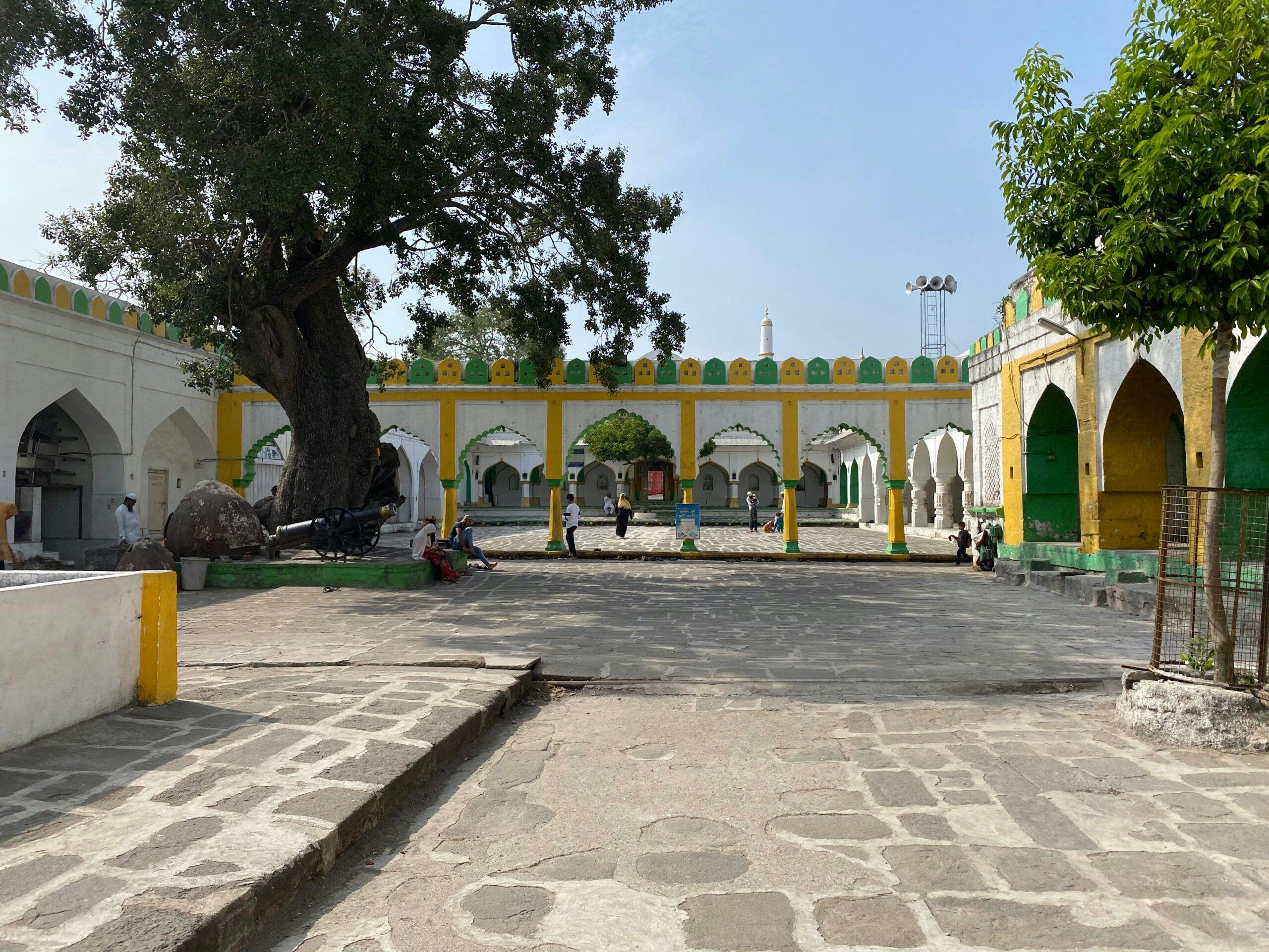 Fig. 10_ View of courtyard in Burhanuddin Gharib Dargah