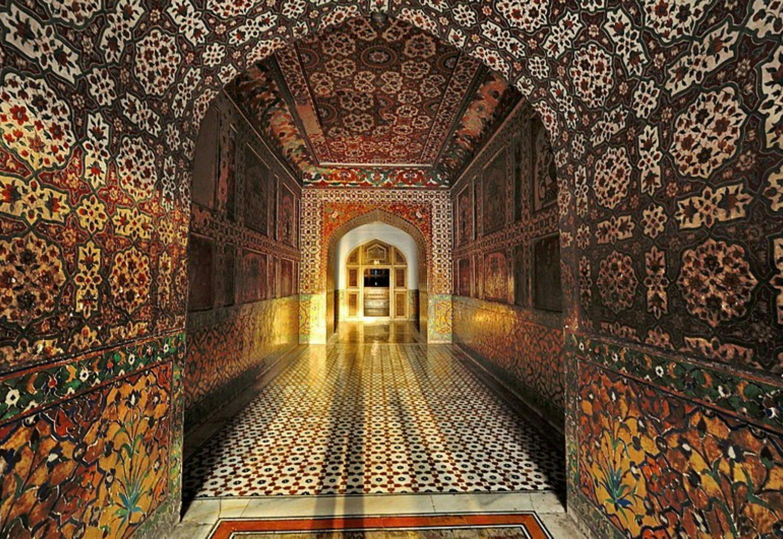The interiors of the tomb are decorated with exquisite marble inlay work known as ‘Parchin Kari’ | Wikimedia Commons